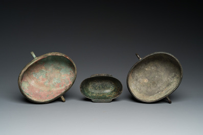 Drie Chinese bronzen ovale bekers, Oostelijke Zhou en Han