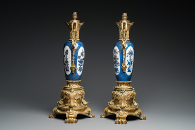 Paire de vases en porcelaine de Chine &agrave; fond bleu poudr&eacute; mont&eacute;s en lampe en bronze dor&eacute;, Kangxi et 19&egrave;me