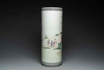 Vase de forme cylindrique en porcelaine de Chine famille rose, R&eacute;publique