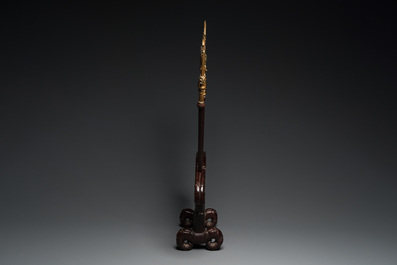 Een Vietnamees houten wapenrek met decoratieve wapens, 19/20e eeuw