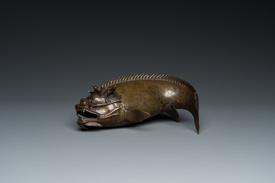 Een Chinese bronzen wierookbrander in de vorm van een drakenvis, Ming