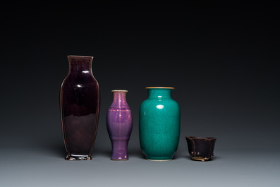 Trois vases en porcelaine de Chine monochrome et un bol en forme de lotus, Qing/R&eacute;publique