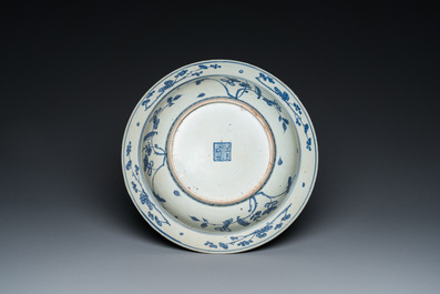 Een Chinese blauw-witte schotel met floraal decor, Jiajing