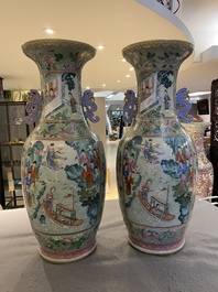 Paire de vases en porcelaine de Chine famille rose sur fond c&eacute;ladon, 19&egrave;me