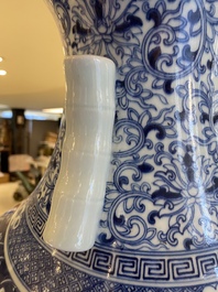 Grand vase 'hu' en porcelaine de Chine en bleu et blanc &agrave; d&eacute;cor bajixiang, marque de Qianlong, R&eacute;publique