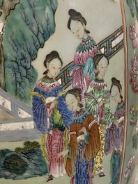Een paar Chinese famille rose vazen met celadon fondkleur, 19 eeuw