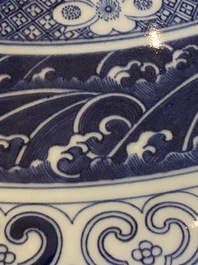 Grand vase 'hu' en porcelaine de Chine en bleu et blanc &agrave; d&eacute;cor bajixiang, marque de Qianlong, R&eacute;publique