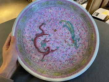 Paire de grands plats en porcelaine de Chine famille rose &agrave; d&eacute;cor d'un dragon et d'un ph&eacute;nix sur fond rose, 19&egrave;me