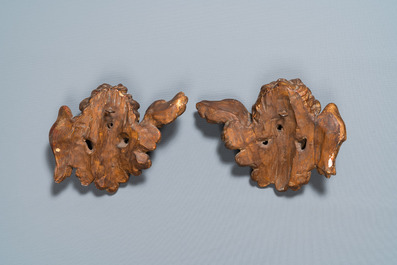 A pair of gilded wooden winged cherub heads, 18th C.