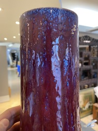 Grand vase de forme bouteille en porcelaine de Chine &agrave; &eacute;mail flamb&eacute;, 19/20&egrave;me