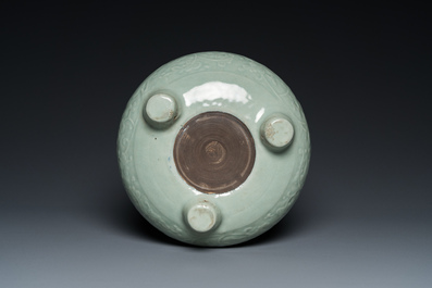 Br&ucirc;le-parfum tripod en porcelaine de Chine en c&eacute;ladon monochrome aux rinceaux floraux sur socle en bois, Qing