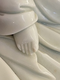 Een Chinese Dehua blanc de Chine sculptuur van Guanyin, He Zhang Yong Yin 何章用印 merk, Kangxi