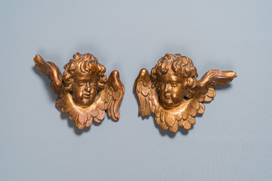 Een paar gevleugelde engelenkopjes in verguld hout, 18e eeuw