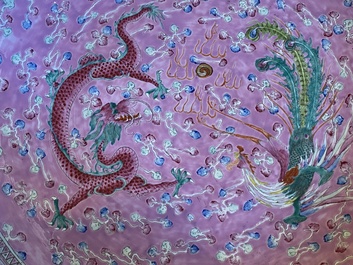 Een paar grote Chinese famille rose schotels met een draak en een feniks op roze fondkleur, 19e eeuw