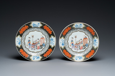 Paire d'assiettes en porcelaine de Chine famille rose &agrave; d&eacute;cor d'une dame qui se maquille, Yongzheng