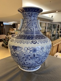 Grand vase 'hu' en porcelaine de Chine en bleu et blanc &agrave; d&eacute;cor bajixiang, marque de Qianlong, R&eacute;publique