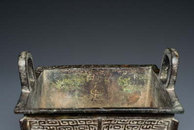 Een zeldzame Chinese archa&iuml;sche bronzen vierpotige 'Fang Ding' ketel met inscriptie, Song of vroeger