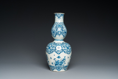 Vase de forme double gourde en fa&iuml;ence de Delft en bleu et blanc, 1er quart du 18&egrave;me