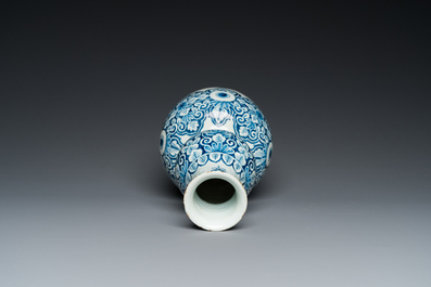 Vase de forme double gourde en fa&iuml;ence de Delft en bleu et blanc, 1er quart du 18&egrave;me