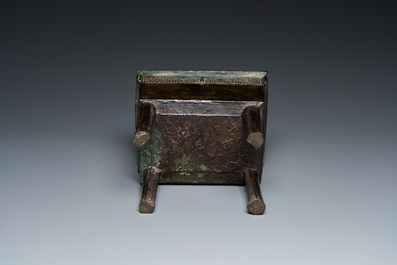 Een zeldzame Chinese archa&iuml;sche bronzen vierpotige 'Fang Ding' ketel met inscriptie, Song of vroeger