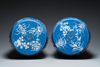 Paire de tabourets en porcelaine de Chine &agrave; d&eacute;cor en engobe blanche sur fond bleu, 19&egrave;me