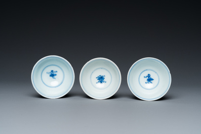 Trois bols en porcelaine de Chine en bleu et blanc &agrave; d&eacute;cor de vignes, marque et &eacute;poque de Yongzheng