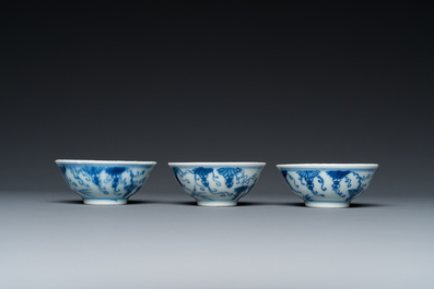 Trois bols en porcelaine de Chine en bleu et blanc &agrave; d&eacute;cor de vignes, marque et &eacute;poque de Yongzheng