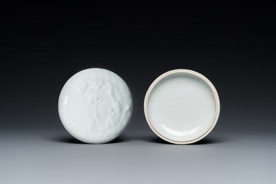 Bo&icirc;te couverte en porcelaine de Chine en blanc monochrome &agrave; d&eacute;cor d'une grue en relief, marque de Yongzheng, 19/20&egrave;me
