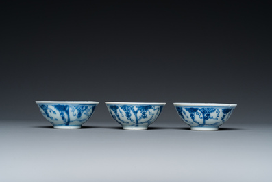 Trois bols en porcelaine de Chine en bleu et blanc &agrave; d&eacute;cor de vignes, marque et &eacute;poque de Yongzheng