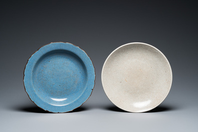 Quatre plats en porcelaine de Chine en bleu monochrome et &agrave; fond craquel&eacute;, 19/20&egrave;me