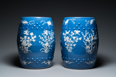 Paire de tabourets en porcelaine de Chine &agrave; d&eacute;cor en engobe blanche sur fond bleu, 19&egrave;me