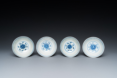 Een paar Chinese blauw-witte dekselkommen, een paar borden en zes kommen, Guangxu merk en periode