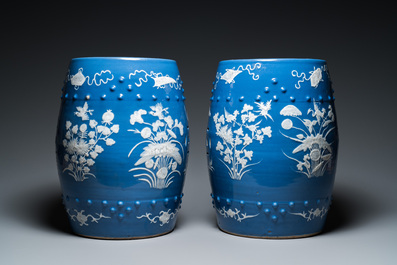 Paire de tabourets en porcelaine de Chine &agrave; d&eacute;cor en engobe blanche sur fond bleu, 19&egrave;me