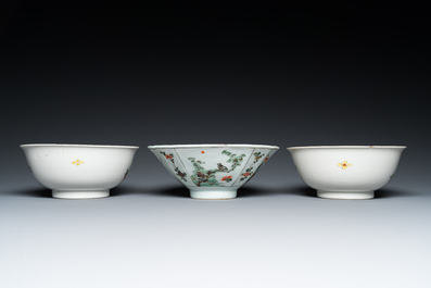 Une paire de bols en porcelaine de Chine famille rose &agrave; d&eacute;cor de coqs et un bol en famille verte, 18/19&egrave;me