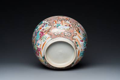 A Chinese famille rose 'mandarin' bowl and a dish, Qianlong