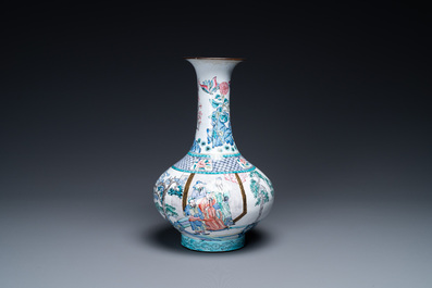 Un vase, une bo&icirc;te couverte et une coupe aux dragons en &eacute;maux de Canton, Qianlong et post&eacute;rieur