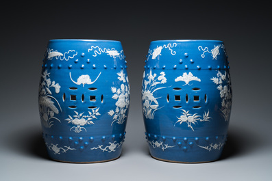 Paire de tabourets en porcelaine de Chine &agrave; d&eacute;cor en engobe blanche sur fond bleu, 19&egrave;me