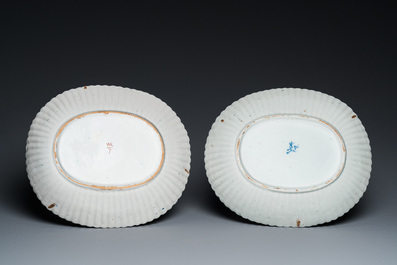 Paire de plats godronn&eacute;s de forme ovale en fa&iuml;ence de Delft polychrome, 1er quart du 18&egrave;me