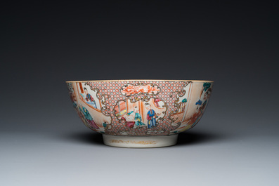 Un bol en porcelaine de Chine famille rose &agrave; d&eacute;cor mandarin et un plat, Qianlong