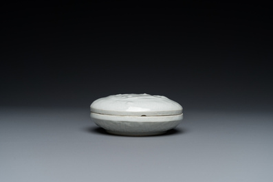 Bo&icirc;te couverte en porcelaine de Chine en blanc monochrome &agrave; d&eacute;cor d'une grue en relief, marque de Yongzheng, 19/20&egrave;me