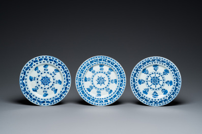 Deux plats et cinq assiettes en porcelaine de Chine en bleu et blanc &agrave; d&eacute;cor floral, Kangxi