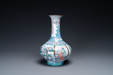 Un vase, une bo&icirc;te couverte et une coupe aux dragons en &eacute;maux de Canton, Qianlong et post&eacute;rieur