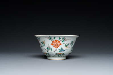 Bol en porcelaine de Chine famille verte &agrave; d&eacute;cor de lotus, Kangxi