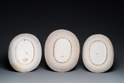 Drie Delftse gelobde ovale 'bliksem' schotels, 1e kwart 18e eeuw