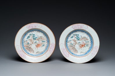 Paire d'assiettes en porcelaine de Chine famille rose &agrave; d&eacute;cor d'un gar&ccedil;on sur un buffle, Yongzheng/Qianlong