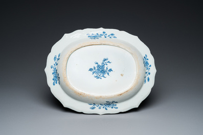 Grande terrine couverte sur son support en porcelaine de Chine en bleu et blanc &agrave; d&eacute;cor d'une sc&egrave;ne du 'Xi Xiang Ji', Qianlong