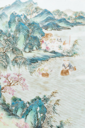 Plaque en porcelaine de Chine famille rose mont&eacute;e en &eacute;cran de table en bois, Qianlong