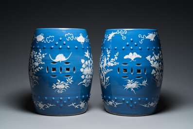 Paire de tabourets en porcelaine de Chine &agrave; d&eacute;cor en engobe blanche sur fond bleu, 19&egrave;me