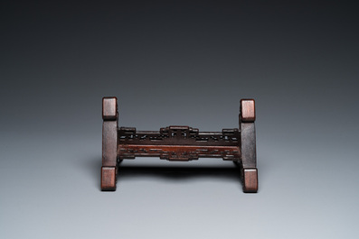Een Chinese famille rose plaquette in een houten tafelscherm gevat, Qianlong