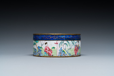 Un vase, une bo&icirc;te couverte et une coupe aux dragons en &eacute;maux de Canton, Qianlong et post&eacute;rieur